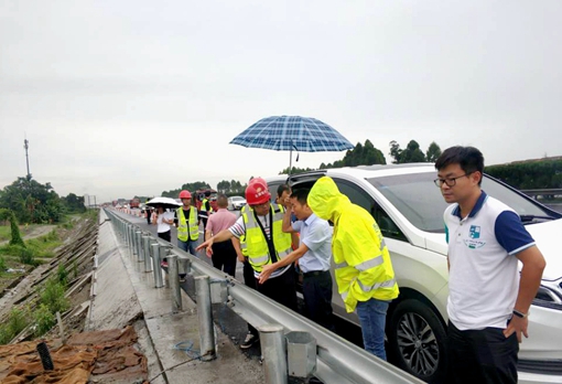 20190722省交投集团经营管理部部长刘涛一行到川西公司调研取消省界收费站及防汛工作_副本.jpg