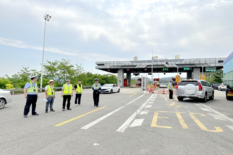 0518 广南凯发k8国际首页登录K674跨线天桥及渡槽爆破拆除工作顺利完成1.jpg