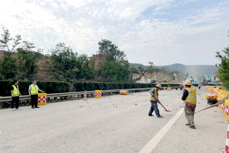 0518 广南凯发k8国际首页登录K674跨线天桥及渡槽爆破拆除工作顺利完成3.JPG